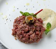 Тартар из говядины с соусом блю чиз