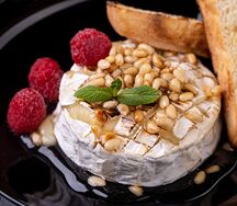 Камамбер с кедровым соусом