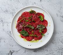 Карпачо из говядины с соусом вителло тонато