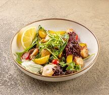 Салат с копченым осьминогом