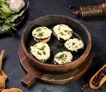 Запечённые шляпки шампиньонов с сулугуни