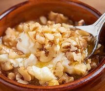 Мацони с мёдом и орехами