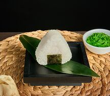 Онигири с крабом 