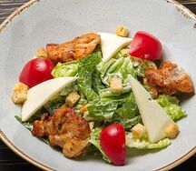 Салат Цезарь с курицей на мангале 250 г