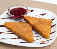 Горячий сыр с ягодным соусом