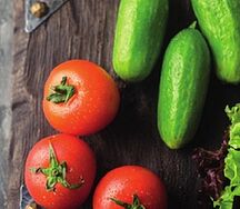 Свежие овощи огурцы и помидоры