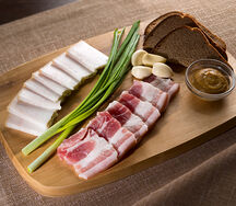 Сало с ржаными тостами