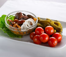 Ассорти из маринованных овощей и грибов