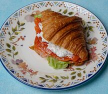 Круассан с семгой и соусом дзадзыки 