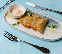 Мини-чебуреки с мясом кальмара и тигровой креветкой 