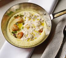 Жареные гребешки с картофелем и соусом из белых грибов