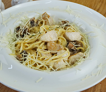 Паста с курицей и грибами 