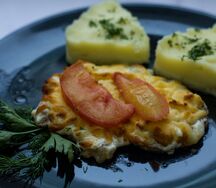 Филе птицы запеченное с сыром и помидором с отварным брокалли