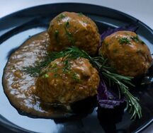 Тефтели мясные и рис с овощами