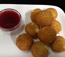 Сырные шарики с брусничным соусом