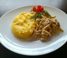 Бефстроганов куриный с грибами
