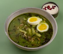 Зеленые щи с томленой уткой, копченой сметаной и клюквой