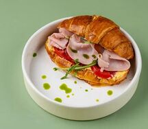 Круассан с ветчиной из индейки 