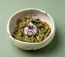 Гречка с беконом, шпинатом и яйцом пашот