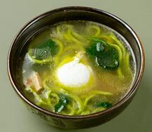 Куриный бульон со шпинатной лапшой и яйцом пашот 