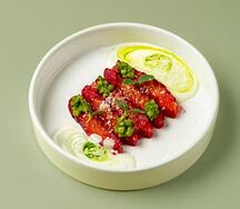 Форель гравлакс с огурцом, мацони и икрой из красного лука New