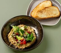 Хумус из баклажанов с овощами