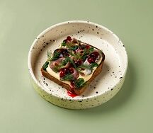 Сморреброд на пивном хлебе с брислингом по-датски и лаймовым айоли New