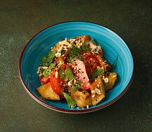 Салат с баклажанами, томатами, сыром и арахисом