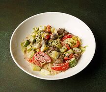 Салат с куриными сердечками, свежими овощами и ореховым соусом