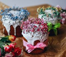 Кулич творожный с изюмом, украшенный сухоцветами