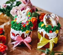 Кулич творожный с изюмом, украшенный фигурками