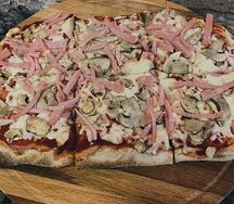 Пицца с ветчиной и грибами
