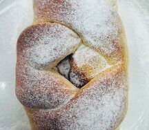 Булочка с клубникой