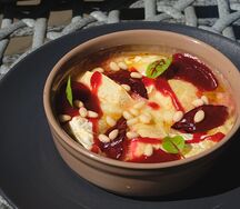 Запечённый сыр камамбер с яблоком, сливой, мёдом и клюквенно-пряным соусом