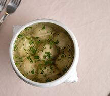 Отварные домашние пельмени с куриным бульоном, c зеленью и сметаной