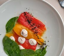 Печеные перцы с козьим сыром Chavroux