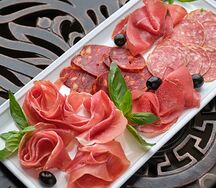 Мясное ассорти из итальянских колбас и ветчины