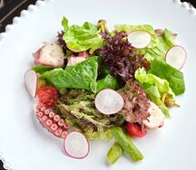 Теплый салат с щупальцами осьминога