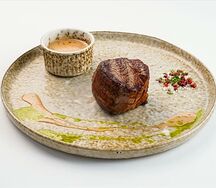 Филе миньон из говяжьей вырезки с перечным соусом