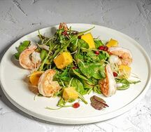 Салат с тигровыми креветками и манго