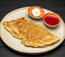 Блинчики с крем-сыром и малиновым соусом