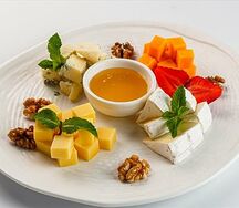 Ассорти европейских сыров