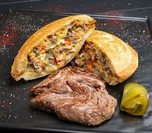 Закрытый бургер с говяжьей вырезкой