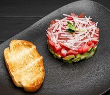 Тартар с тунцом, авокадо и манго