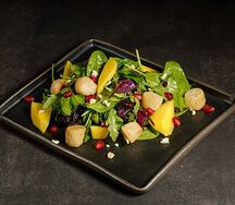 Салат с гребешком и манго