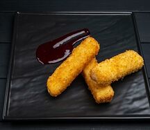 Сырные палочки фри с малиновым соусом