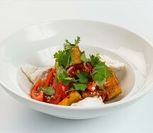 Салат из томатов с хрустящими баклажанами