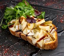 Брускетта с грушей конфи и сыром камамбер