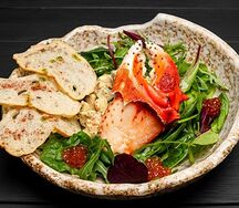 Салат Камчатка с клешнёй краба и трюфельным маслом