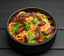 Рисовая лапша с овощами и говядиной